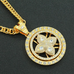 Collier hip hop or pendentif rotatif avec trèfle en diamants pavé étincelant