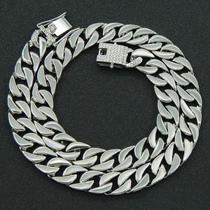 Dettaglio catena cubana argento 13mm con chiusura a incastro impreziosita da strass