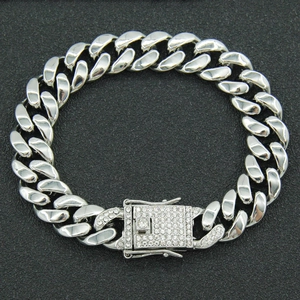Détail d'un bracelet gourmette argenté avec fermoir carré serti de cristaux brillants