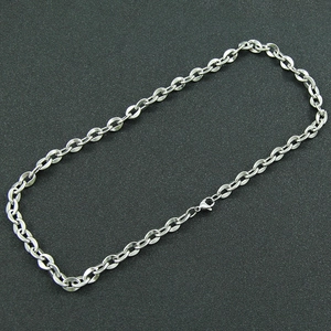 Collier à maillons ovales argentés avec fermoir mousqueton au style urbain épuré