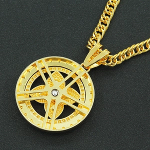 Détail du collier hip-hop doré avec pendentif rotatif et chaîne à maillons cubains