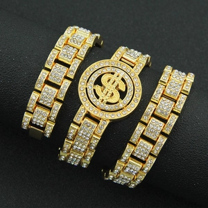 Collier hip hop plaqué or avec signe dollar et strass sur une grosse chaîne dorée