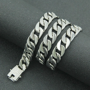 Vista macro della catena cubana argento da 13 mm con chiusura a scatola con diamanti