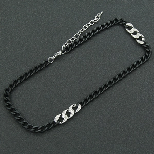Chique tweekleurige Cubaanse schakelketting met zwarte ketting en zilveren accenten