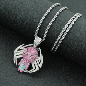 Primer plano de collar hip hop plateado con colgante de araña rosa y cadena de cordón