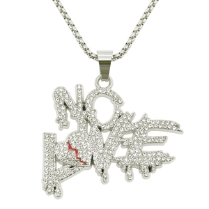 Détail du collier hip hop argenté avec lettres NO LOVE et pendentif en forme de cœur brisé