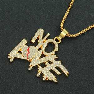 Collier hip hop doré avec pendentif NO LOVE, zircons sertis et détail cœur rouge brisé