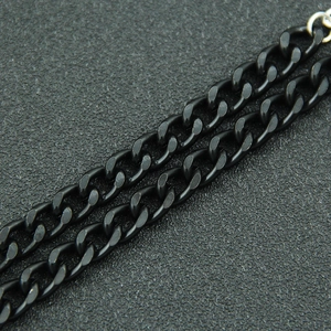 Detail van matzwarte cubaanse schakelketting met gestructureerd oppervlak en zijsluiting
