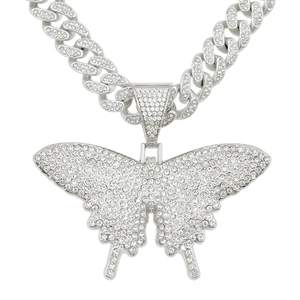 Détail du collier chaîne cubaine hip-hop avec pendentif papillon incrusté de diamants