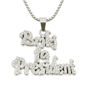 Détail du pendentif Bitch for President serti de strass sur une chaîne argentée