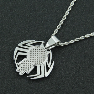Primer plano del colgante de araña hip-hop plateado con textura de rejilla en cadena de cordón