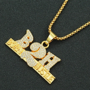 Collier hip hop doré pour homme avec pendentif BORN 2 FLY serti sur cuir noir