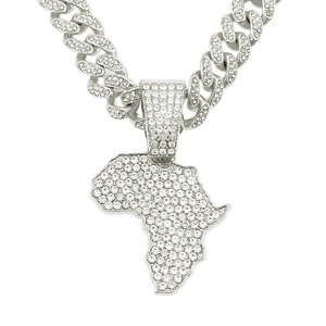 Détail de la chaîne cubaine argentée avec pendentif carte de l'Afrique serti de strass