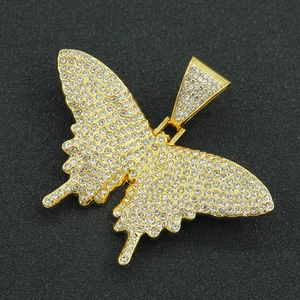 Vue macro du pendentif papillon 3D plaqué or serti de pierres de zircone cubique