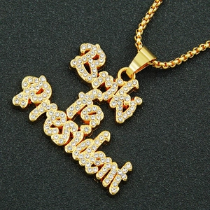 Collier pendentif Rich Fresh en or glacé avec strass scintillants et chaîne à billes dorée
