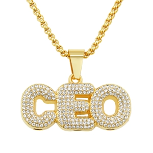 Collier hip hop avec pendentif CEO doré serti de strass brillants sur fond blanc épuré