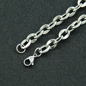 Gros plan détaillé d'un collier en acier inoxydable argenté avec un fermoir mousqueton