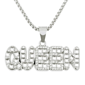 Vue macro du pendentif QUEEN argenté serti de strass sur une chaîne maille box