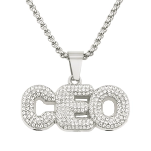 Vue macro d'une chaîne box argentée et d'un pendentif lettre CEO serti de cristaux brillants