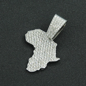 Détail du pendentif carte d'Afrique argenté style hip hop avec cristaux brillants