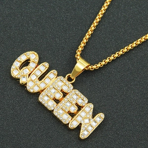 Collier avec pendentif Queen en métal doré serti de cristaux brillants style hip hop