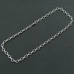 Dettaglio della collana a catena ad O in argento con connettori cilindrici e chiusura a moschettone