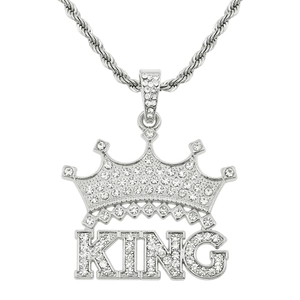 Detailaufnahme des silbernen King-Kronenanhängers mit Zirkonia-Besatz und gedrehter Kordelkette