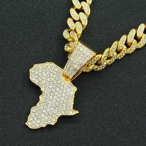 Chaîne cubaine dorée hip-hop avec pendentif carte de l'Afrique serti de diamants