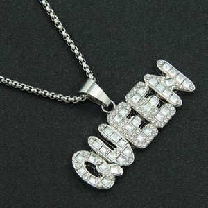 Collier avec pendentif lettre QUEEN argenté serti de strass brillants pour le style hip hop