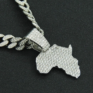 Chaîne cubaine argentée hip hop avec pendentif carte d'Afrique serti de strass
