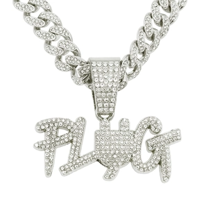 Détail du pendentif lettre PLUG argenté avec des pierres en oxyde de zirconium