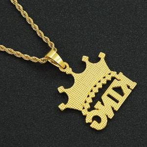 Nahaufnahme der goldenen Krone mit KING-Schriftzug an einer dicken Kordelkette aus Gold