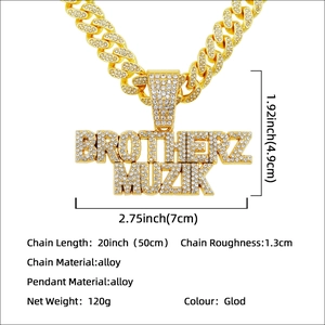 Macro-opname van goudkleurige Cuban link ketting met ijskoude BROTHERZ MUZIK hanger