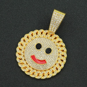 Vista macro del ciondolo smiley hip hop con cristalli scintillanti e placcatura in oro