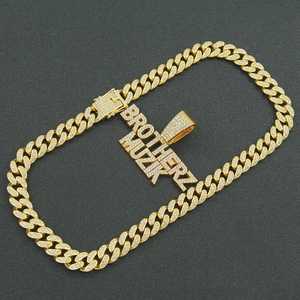 Detail van gouden Cubaanse schakelketting met ijzige Brotherz Muzik hanger macrofoto