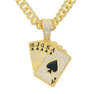Hip Hop Goldkette mit funkelndem Royal Flush Poker Anhänger und weißen Kristallen
