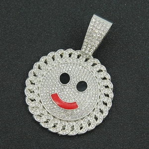 Dettaglio macro del ciondolo smiley scintillante con bocca rossa e cristalli