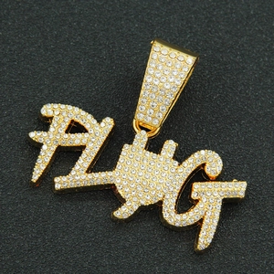 Vue macro du pendentif lettre PLUG plaqué or avec strass étincelants style hip hop