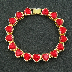 Bracciale a catena dorata con cristalli rossi a forma di cuore e chiusura a scomparsa