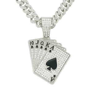 Makroaufnahme von Silber Hip Hop Anhänger mit glitzernden Strasssteinen und Royal Flush Spades