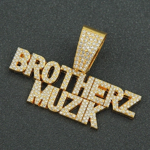 Macro-detail van de gouden Hip-hop ketting met BROTHERZ MUZIK letter hanger