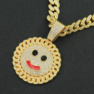Collana hip hop dorata con ciondolo a faccina sorridente con cristalli e catena cubana