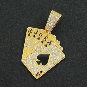 Detail der goldenen Hip Hop Royal Flush Poker Anhänger mit Iced Out Kristallen