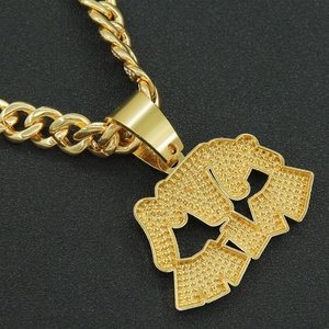 Vista macro del collar hip hop con colgante de letras doradas y cadena cubana gruesa
