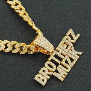 Hip-hop gouden Cubaanse ketting met grote Brother Muzik letterhanger en witte strass-steentjes