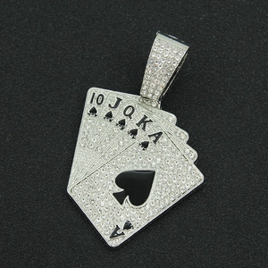 Detailaufnahme der Iced-Out-Pik-Royal-Flush-Halskette mit Zirkonia-Mikropavé-Besatz