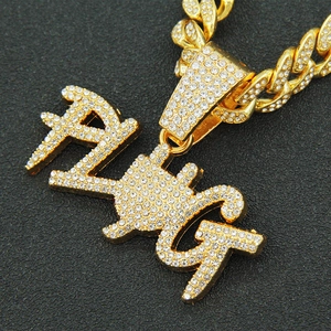Pendentif lettre PLUG doré serti de strass brillants sur une grosse chaîne cubaine