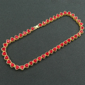 Collana hip hop dorata con cristalli rossi a forma di cuore dal design a catena