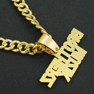Macro-detail van gouden Senior 2024 hanger met roostertextuur aan een cuban chain
