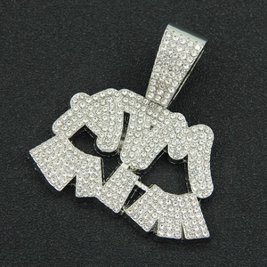 Detalle macro del colgante hip-hop plateado con micropavé de circonitas blancas